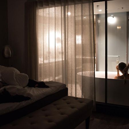 Lapland Hotels Bulevardi Helsinki Ngoại thất bức ảnh A woman in a hotel room