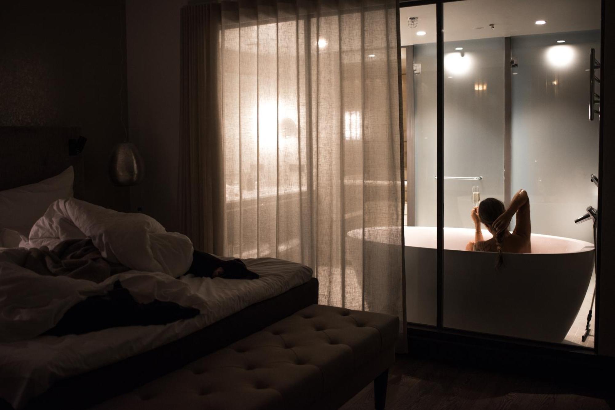 Lapland Hotels Bulevardi Helsinki Ngoại thất bức ảnh A woman in a hotel room